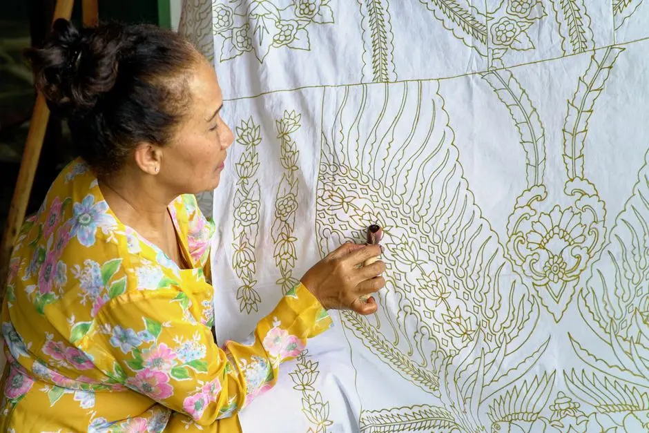 Padu padan batik dengan sneakers