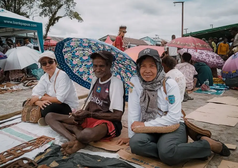 Suasana pasar thrifting di Anambas